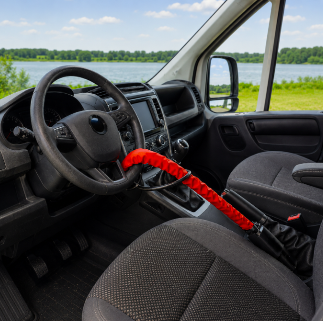 Camper interieur met rood stuurslot bij daglicht